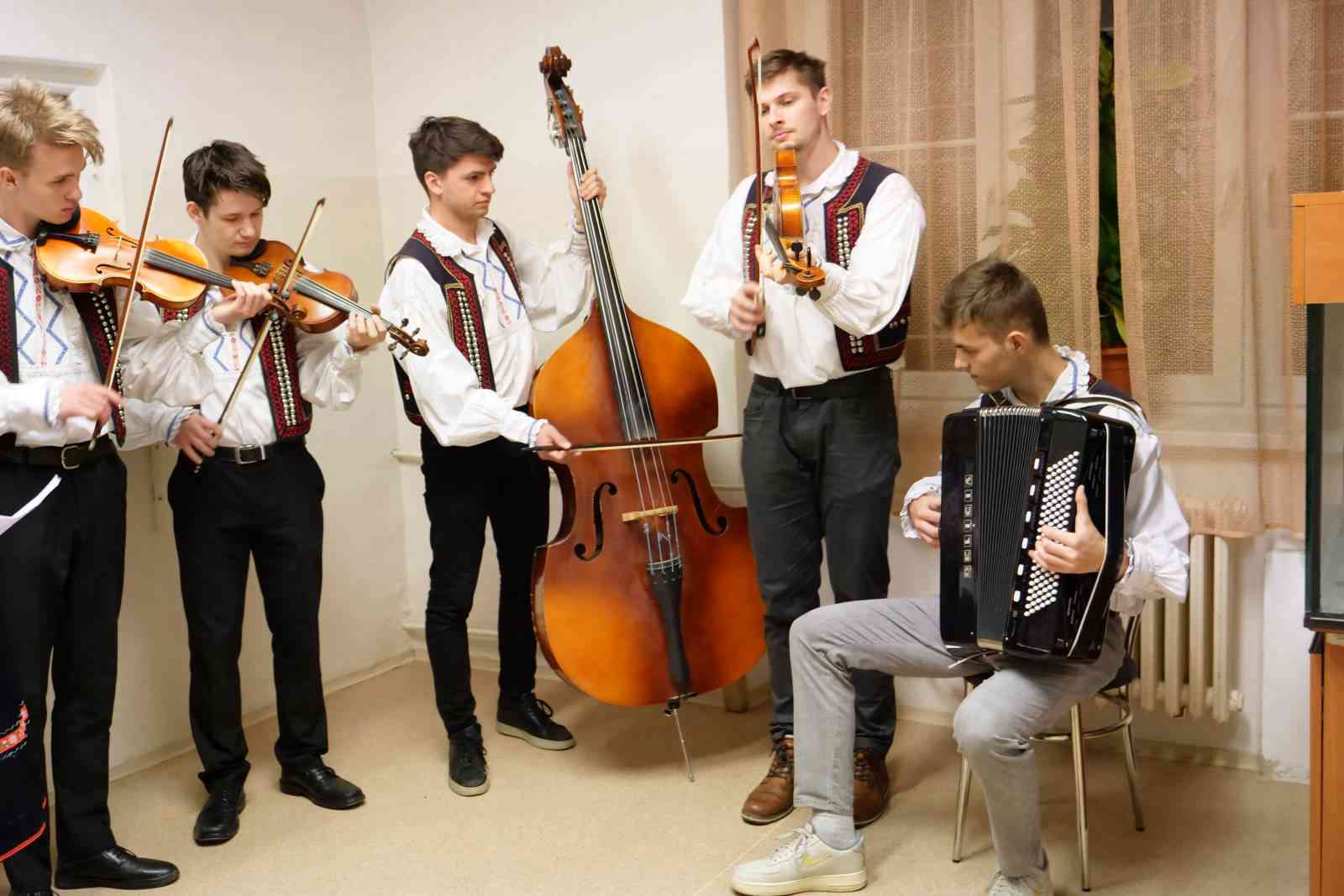Fotografia článku Folklórny súbor Ekonóm koledoval v Justičáku