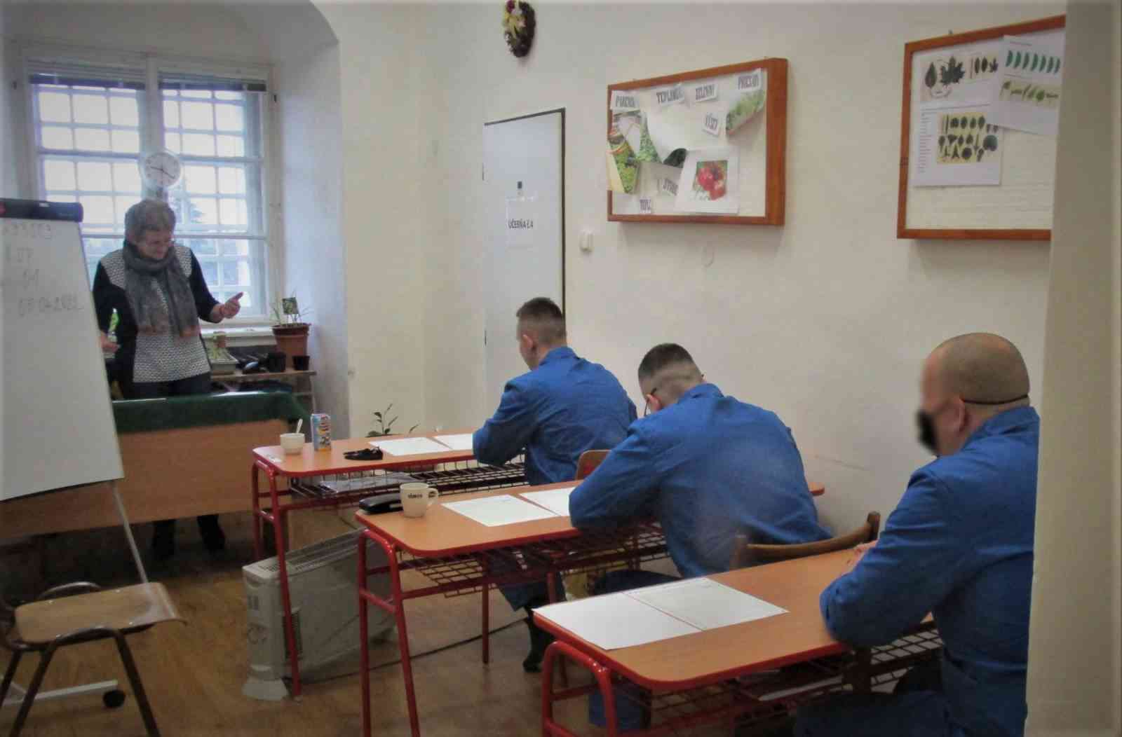 Fotografia článku Písomné maturity odsúdených  z ÚVTOS Dubnica nad Váhom