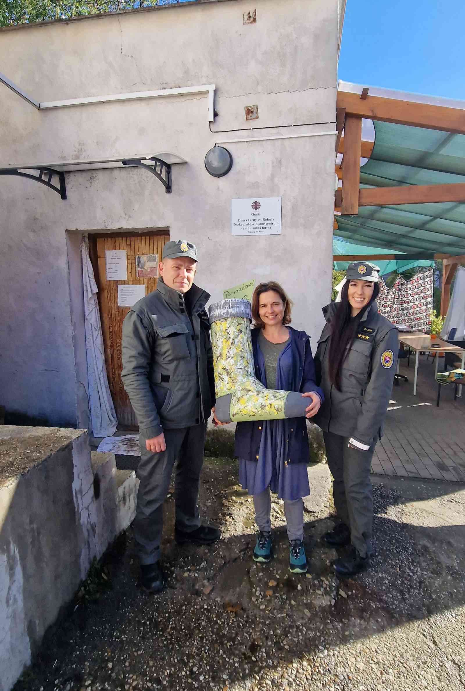 Fotografia článku Ponožky spoza mreží na celom Slovensku pomáhajú nielen ľuďom na ulici