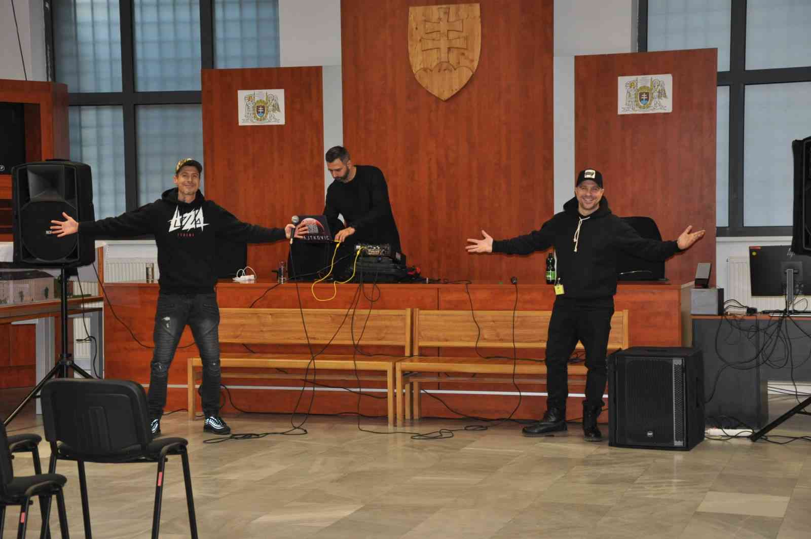 Fotografia článku 3 mená 4 písmená v ústave Bratislava 
