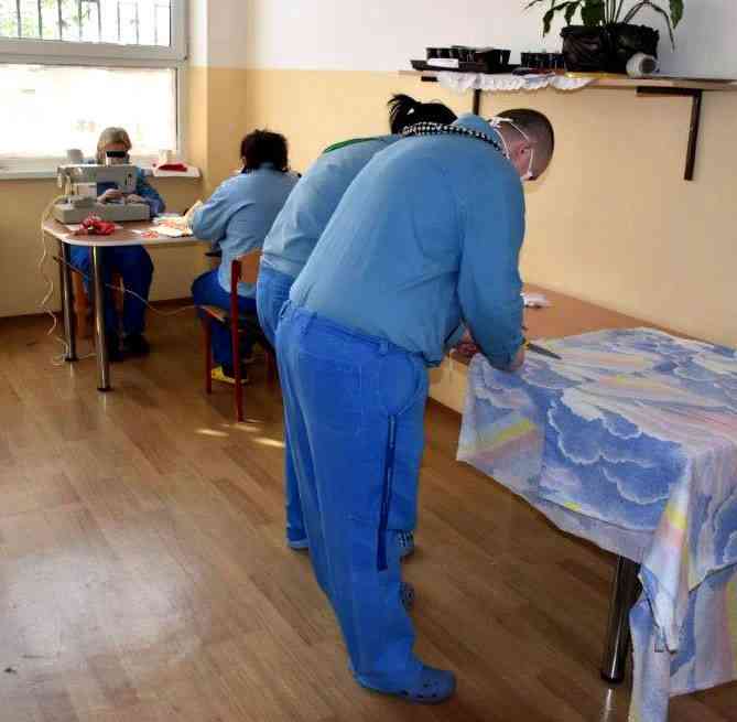 Fotografia článku Rúška sa stali súčasťou aj kultúrno-osvetovej činnosti odsúdených. Ukončili sme testovanie overalov.