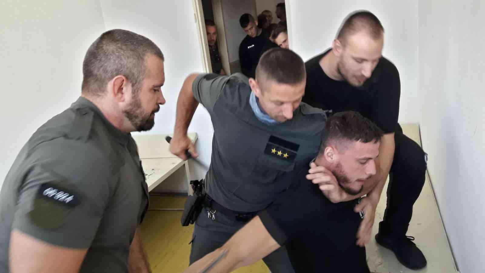 Fotografia článku Sebaobrana s využitím teleskopického obuška. Príslušníci ZVJS trénovali riešenia krízových situácií