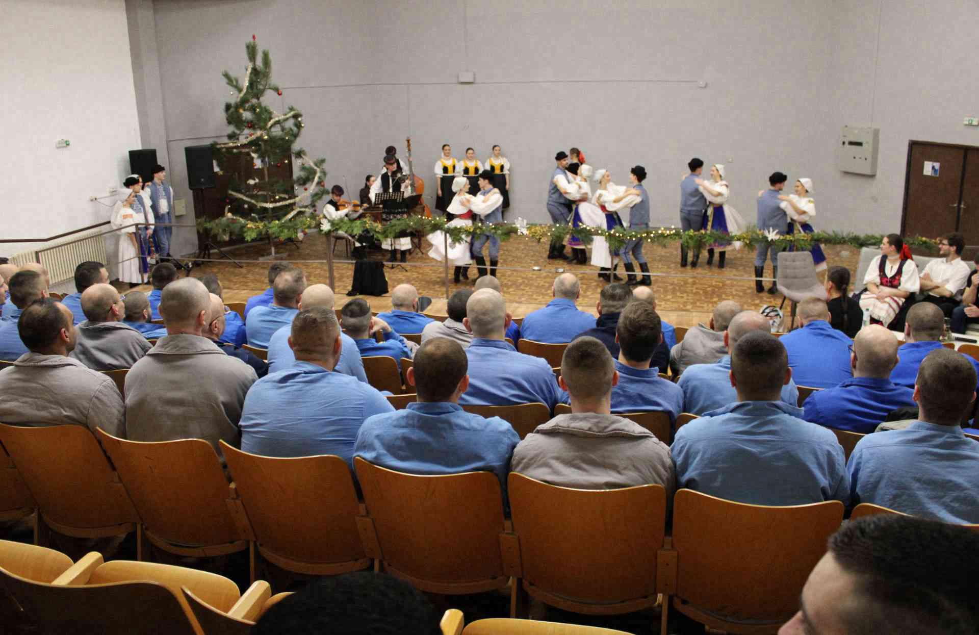 Fotografia článku Adventné vystúpenie folklórneho súboru Ekonóm v leopoldovskej Debatke