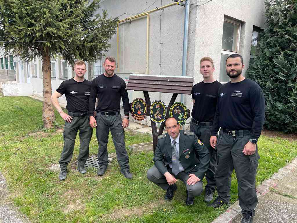 Fotografia článku Piatok nám priniesol nových absolventov Odborného kurzu psovoda
