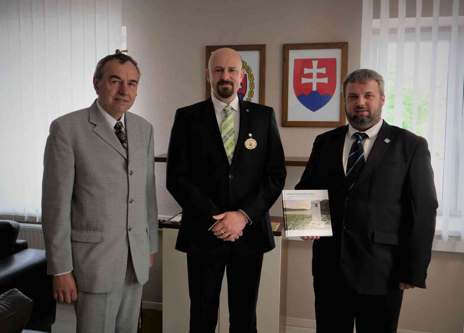 Fotografia článku Vzácna delegácia na generálnom riaditeľstve: Spomienka na bývalých politických väzňov zostáva stále živá