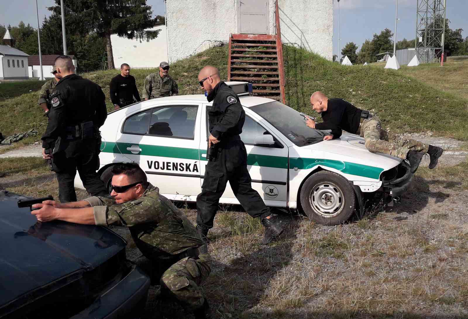 Fotografia článku Kotrmelce, pády a iné akrobatické polohy.  Seminár inštruktorov výcviku prebiehal v špecifických podmienkach