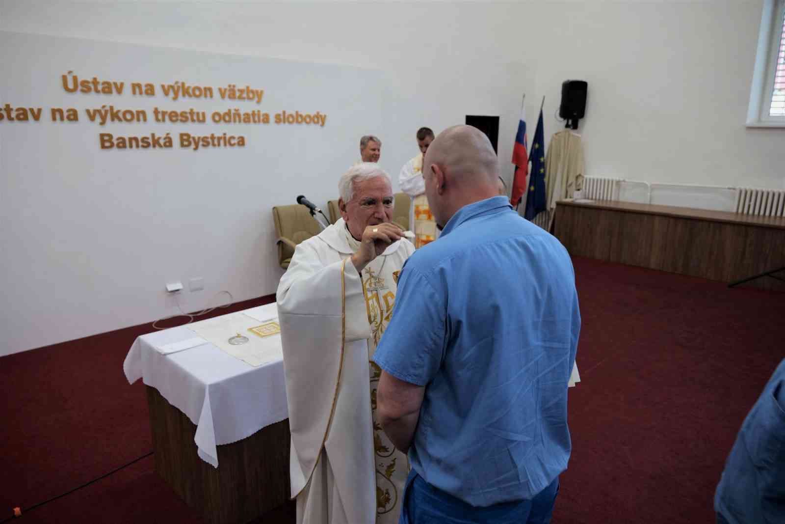 Fotografia článku Vzácna návšteva priniesla za mreže pokoj a pozdrav od pápeža