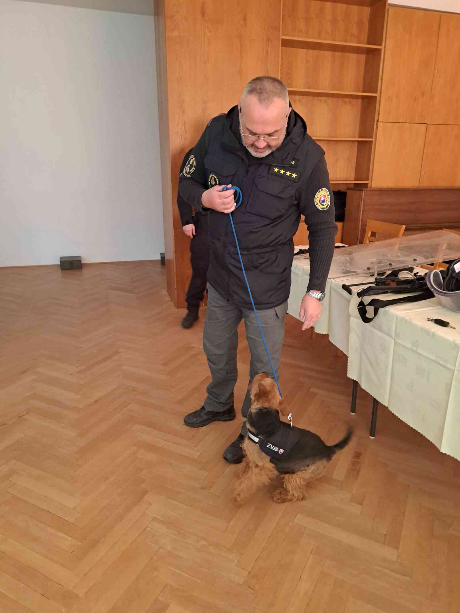 Fotografia článku Príslušníci ÚVTOS pre mladistvých Sučany s odsúdeným na škole