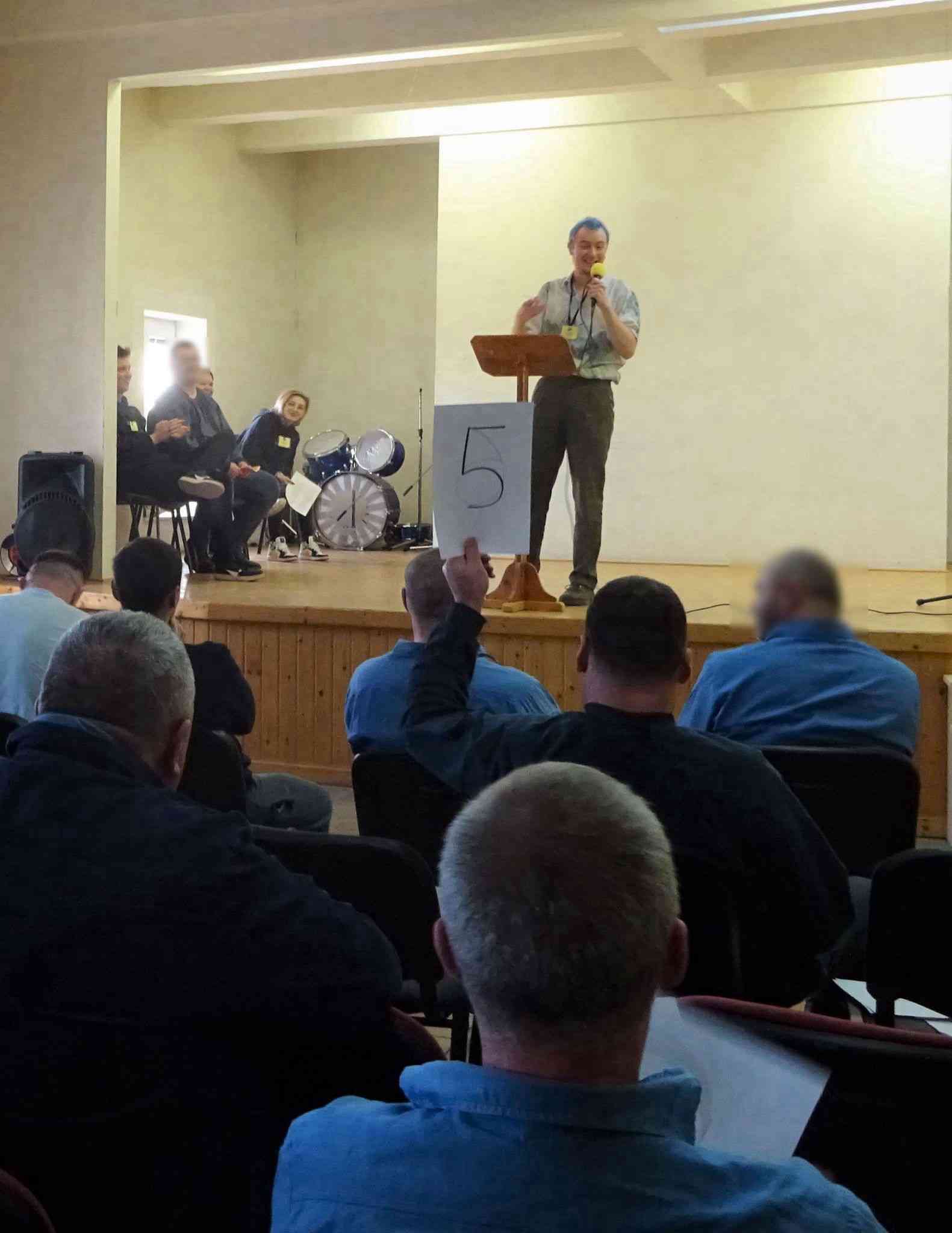 Fotografia článku Slam Poetry v nezvyčajnom prostredí: Umelecký súboj za múrmi väznice Ilava 