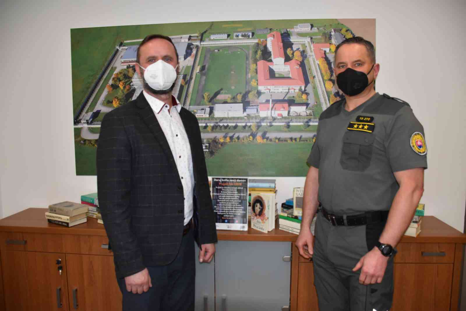 Fotografia článku Projekt Oravskej knižnice sa presunul do Sučian. Mladistvým odsúdeným darovali takmer 500 kníh