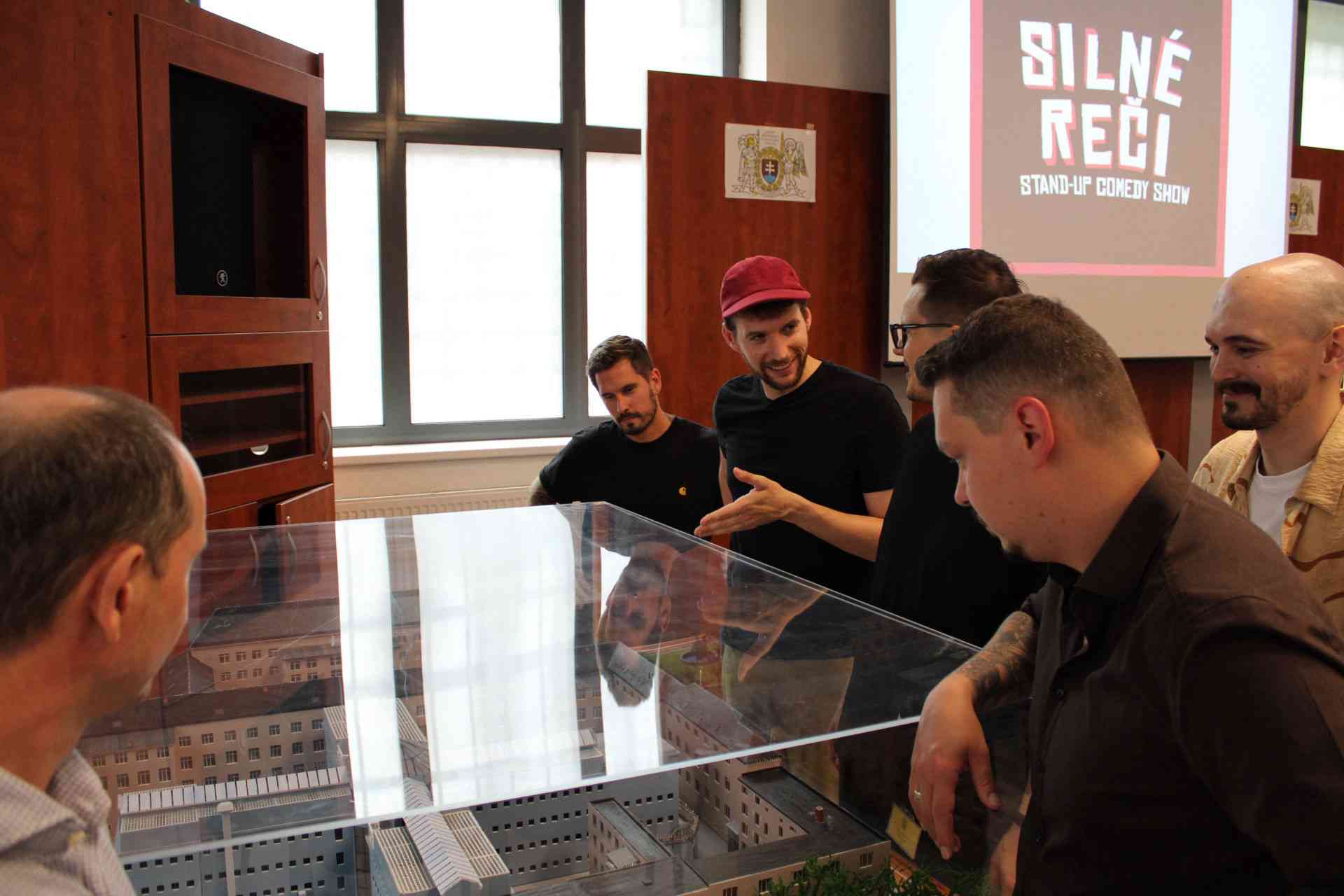 Fotografia článku Silné reči rozosmiali Ústav Bratislava – humor ako most medzi svetmi