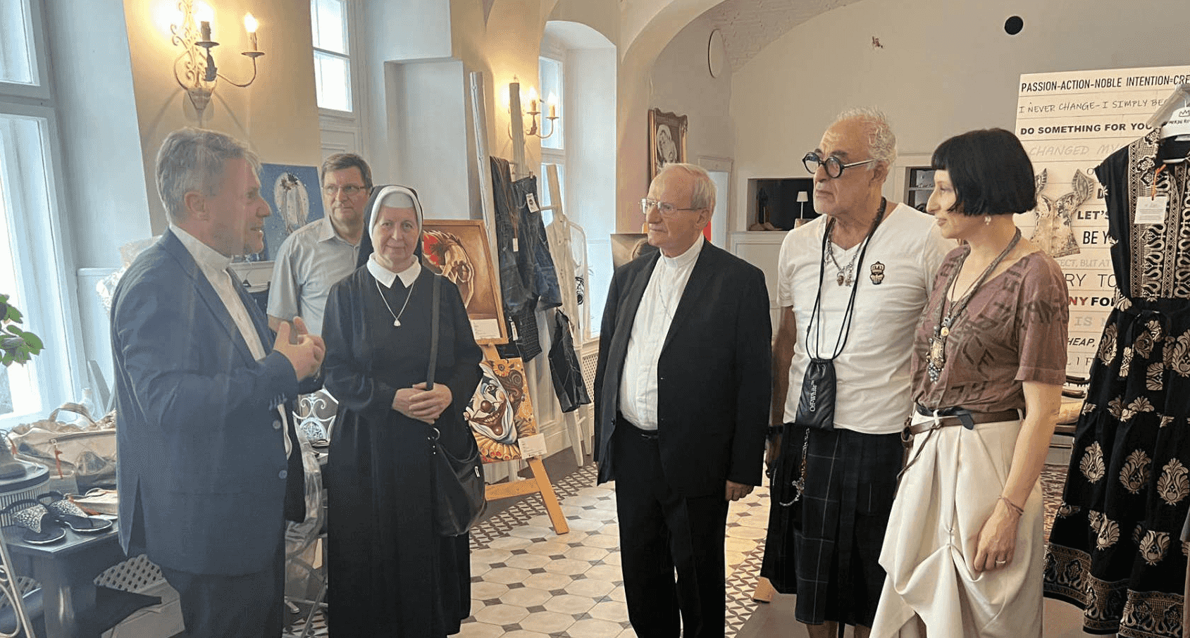 Fotografia článku Benefičnú výstavu diel odsúdených prišiel podporiť aj biskup Mons. František Rábek 