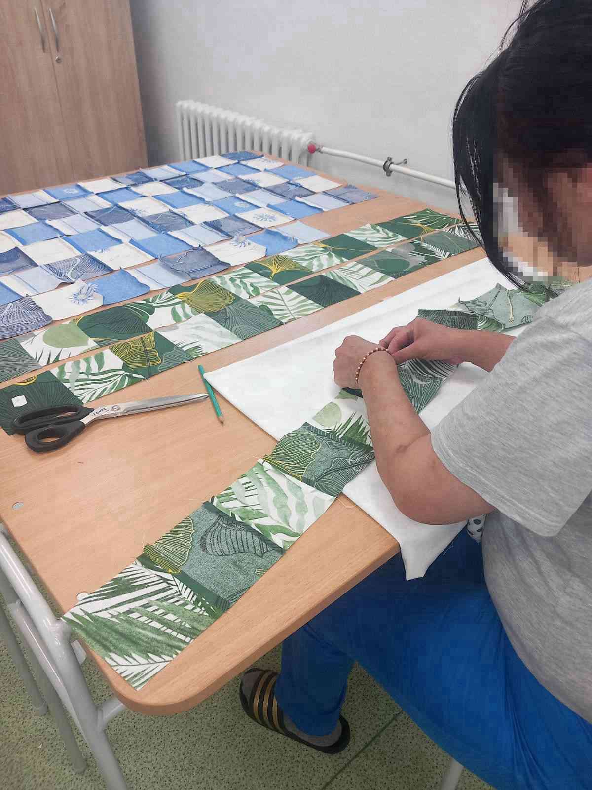 Fotografia článku Patchwork plný nádeje: Odsúdené ženy z ÚVTOS Nitra-Chrenová pomáhajú deťom.