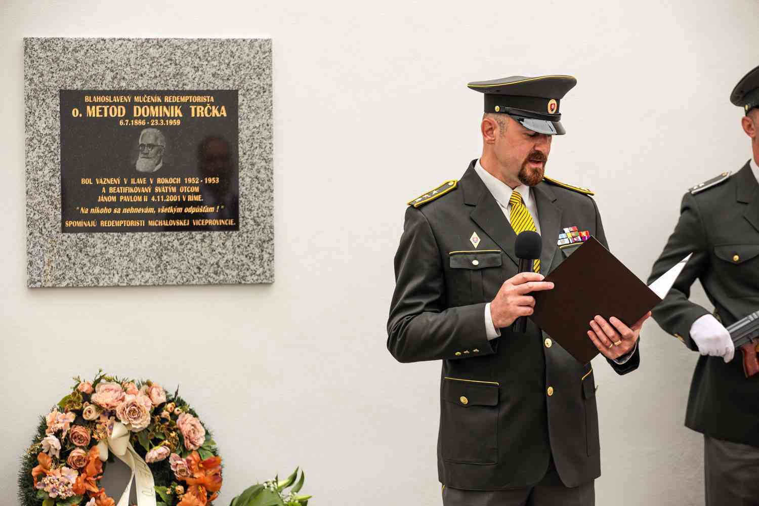 Fotografia článku Dvanásť rokov za mrežami za údajnú špionáž a velezradu. Krutý osud Metoda Dominika Trčku pripomína tabuľa na múre ústavu Ilava