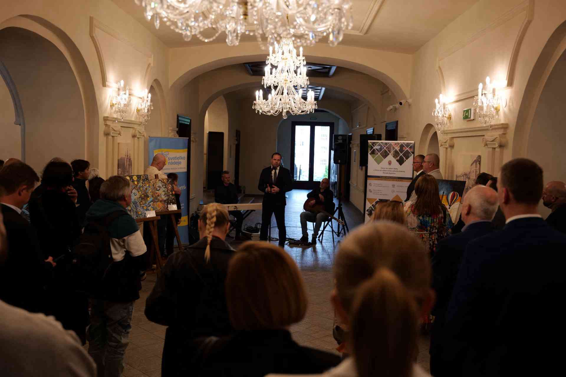 Fotografia článku Láska stále trvá [van Gogh už má dve uši]: Umenie, ktoré spája väzenstvo a deti v boji proti rakovine