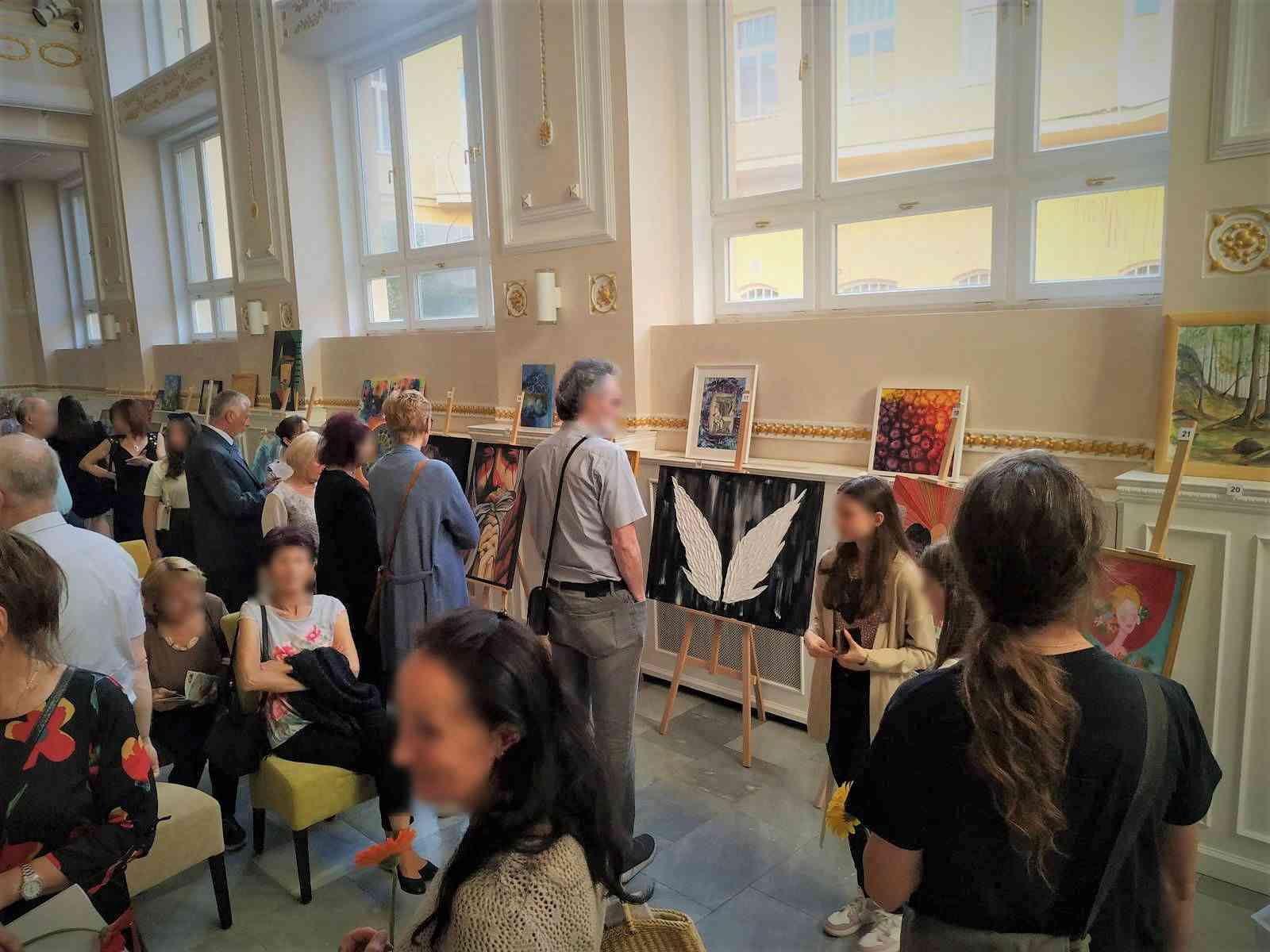 Fotografia článku Art for Help 2022: Medzi darcami umeleckých diel opäť nechýbal ústav Želiezovce
