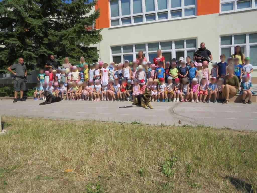 Fotografia článku Príslušníci z ústavu Košice-Šaca zavítali medzi najmenších