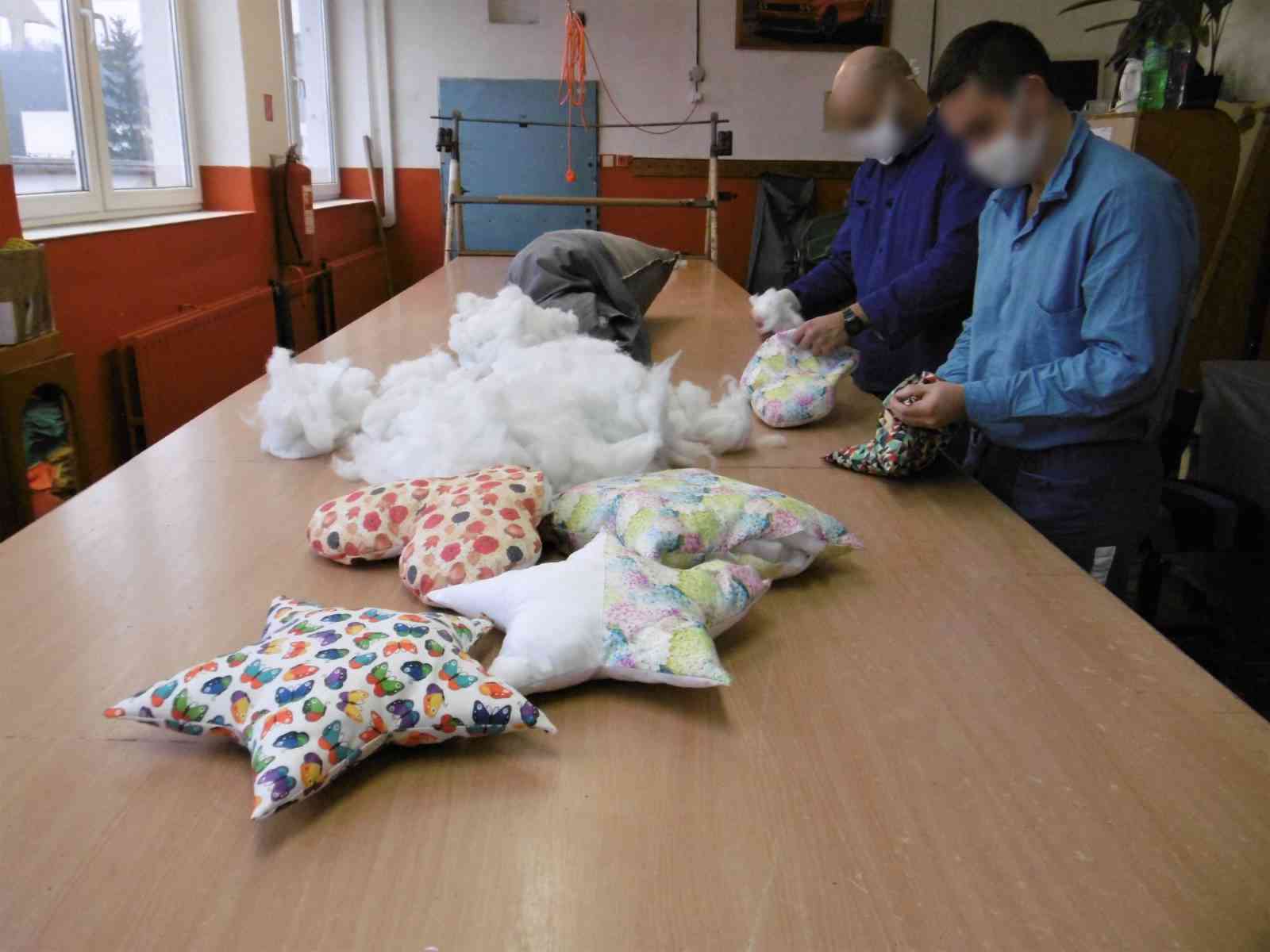 Fotografia článku Veľká radosť pre tých najmenších. Ústavy sa spojili a ušili čarokrásne vankúše pre deti z detských domovov