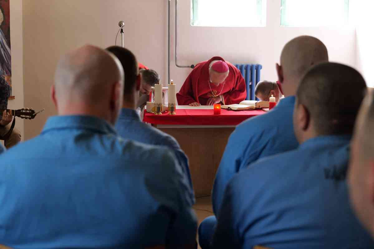 Fotografia článku Biskup Mons. František Rábek vyslúžil v banskobystrickom ústave sviatosť birmovania. Jeho slová dodali nádej a pokoj 