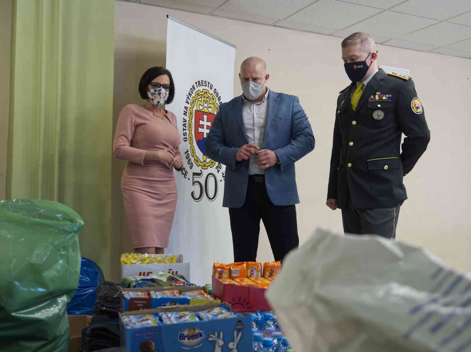 Fotografia článku Personál ústavu Košice-Šaca vyhlásil zbierku na materiálnu pomoc. Na odovzdávaní sa podieľala aj námestníčka primátora