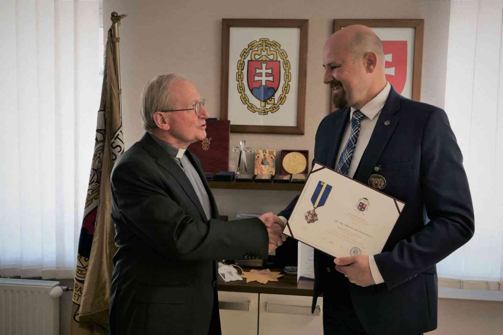 Fotografia článku Povedať ďakujem je dôležité: Mons. František Rábek ocenil spoluprácu s generálnym riaditeľom